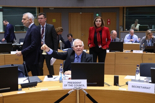 호세프 보렐 EU 외교안보 고위대표가 20일(현지시간) 벨기에 브뤼셀에서 외교이사회를 주재하고 있다. EU 외교·국방장관들은 이날 우크라이나에 앞으로 약 1년간 155㎜ 포탄 100만발을 추가 지원하는 데 합의했다.   브뤼셀=연합뉴스